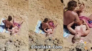 Sorprendido masturbando a su novia en una playa pública – Voyeur