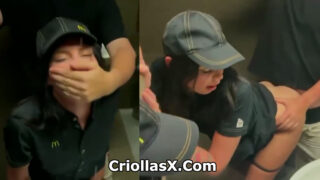 El empleado de McDonald's tiene sexo con el cliente en el baño